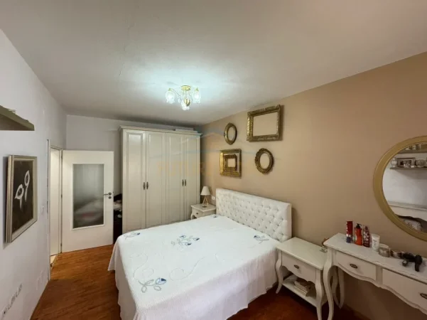 Tirane, jepet me qera apartament 2+1+Ballkon Kati 5, 120 m² 800 € (Rruga e Kosovareve)