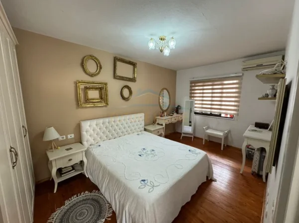Tirane, jepet me qera apartament 2+1+Ballkon Kati 5, 120 m² 800 € (Rruga e Kosovareve)
