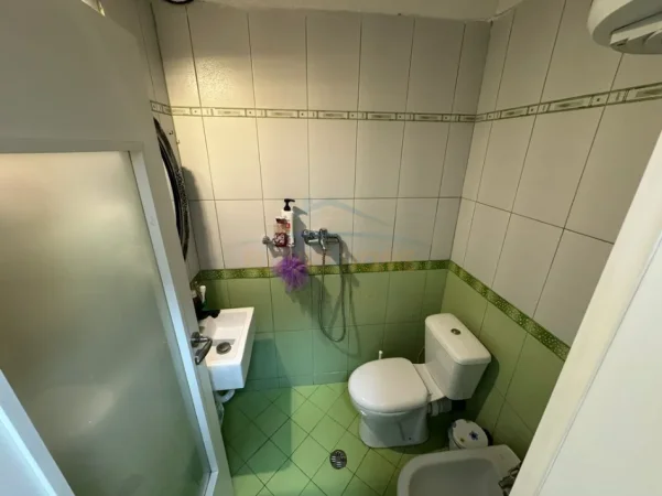 Tirane, jepet me qera apartament 2+1+Ballkon Kati 5, 120 m² 800 € (Rruga e Kosovareve)