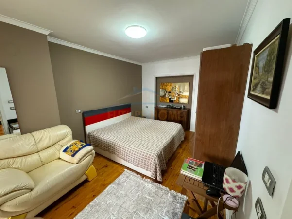 Tirane, jepet me qera apartament 2+1+Ballkon Kati 5, 120 m² 800 € (Rruga e Kosovareve)
