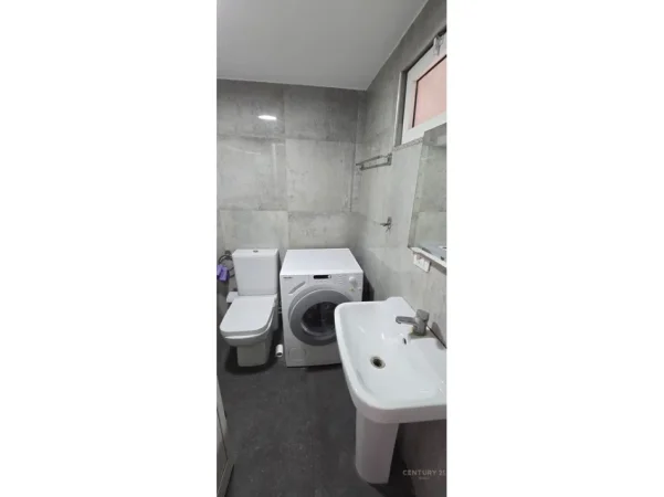 Tirane, jepet me qera apartament 1+1+Ballkon Kati 7, 50 m² 450 € (bosko143854)