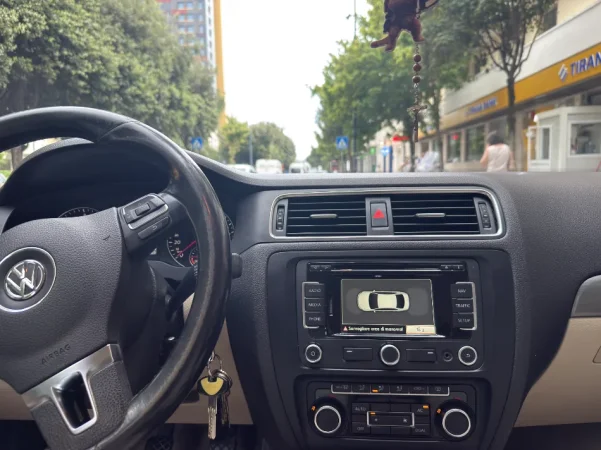 Tirane, shitet makine VW Jetta Nafte, e zeze manuale Klima 247.000 km 5.300 €