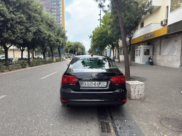 Tirane, shitet makine VW Jetta Nafte, e zeze manuale Klima 247.000 km 5.300 €