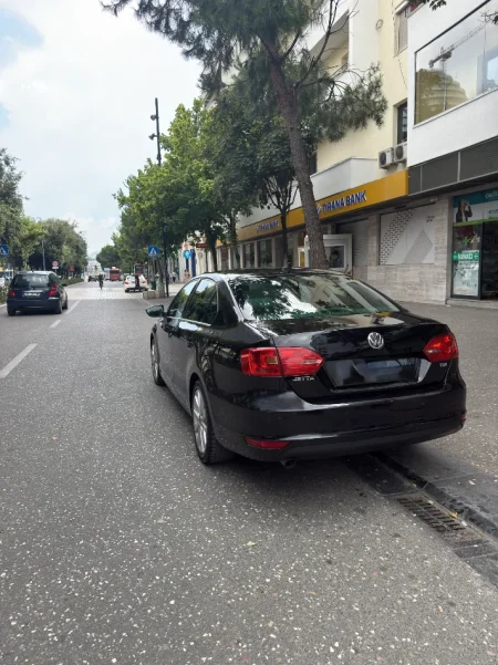 Tirane, shitet makine VW Jetta Nafte, e zeze manuale Klima 247.000 km 5.300 €