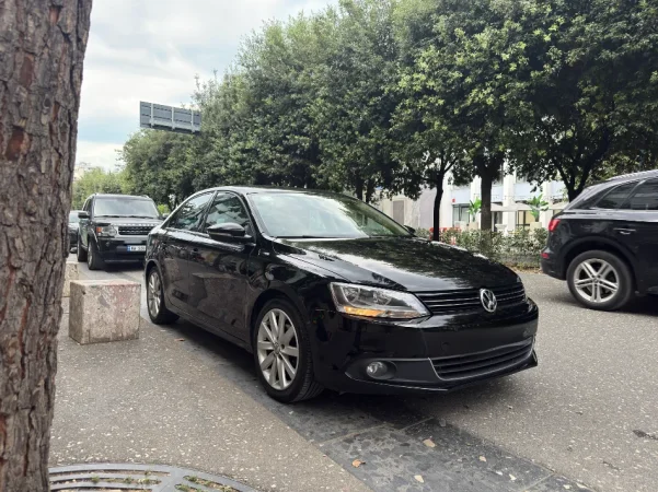 Tirane, shitet makine VW Jetta Nafte, e zeze manuale Klima 247.000 km 5.300 €