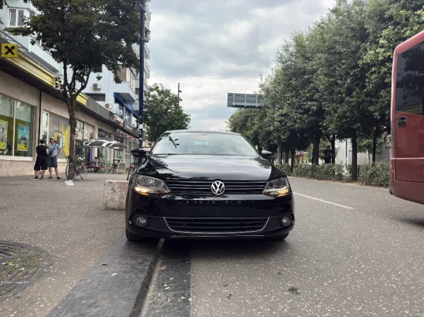 Tirane, shitet makine VW Jetta Nafte, e zeze manuale Klima 247.000 km 5.300 €