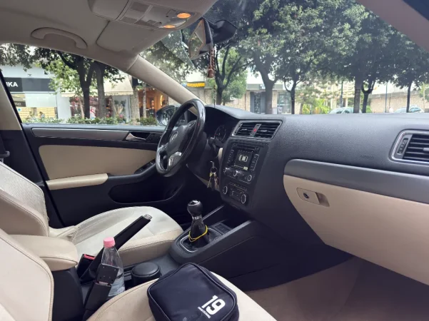 Tirane, shitet makine VW Jetta Nafte, e zeze manuale Klima 247.000 km 5.300 €