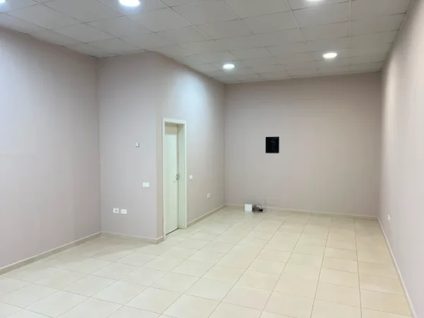 Tirane, jepet me qera dyqan Kati 0, 43 m² 300 € (rruga e kavajes , 21 dhjetori)