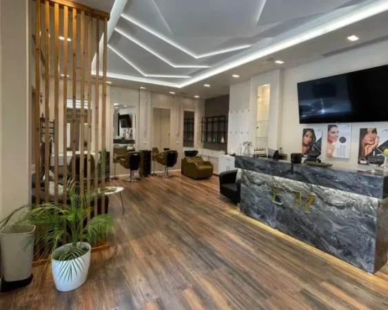Tirane, jepet me qera ambjent biznesi Kati 0, 240 m² 2.000 € (ish stacioni i trenit)