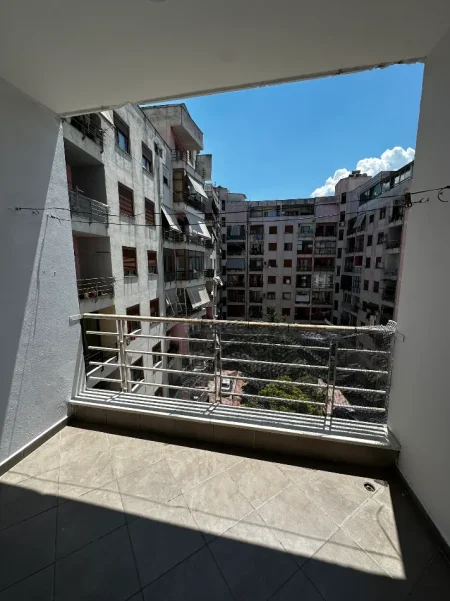 Tirane, jepet me qera apartament 2+1+Aneks+Ballkon Kati 5, 110 m² 480 € (Rruga Thoma Koxhaj)