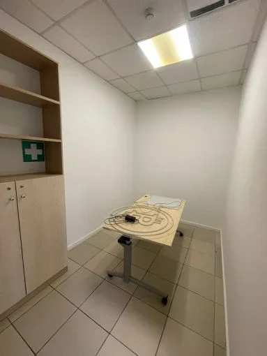 Tirane, jepet me qera dyqan Kati 1, 550 m² 7.000 € (ish blloku)