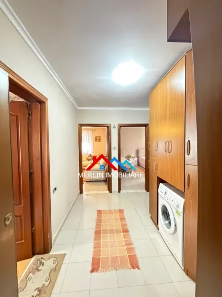 Tirane, jepet me qera apartament 2+1+Ballkon Kati 2, 75 m² 688 € (BLLOKU I AMBASADAVE, RR. E DURRESIT)