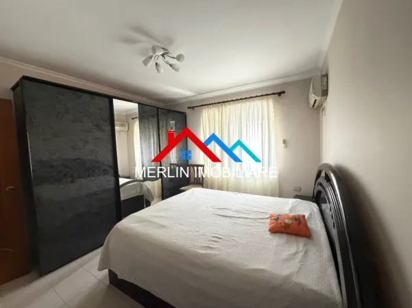 Tirane, jepet me qera apartament 2+1+Ballkon Kati 2, 75 m² 688 € (BLLOKU I AMBASADAVE, RR. E DURRESIT)