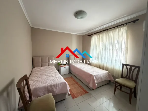 Tirane, jepet me qera apartament 2+1+Ballkon Kati 2, 75 m² 688 € (BLLOKU I AMBASADAVE, RR. E DURRESIT)