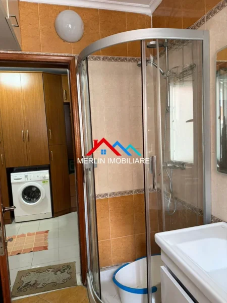 Tirane, jepet me qera apartament 2+1+Ballkon Kati 2, 75 m² 688 € (BLLOKU I AMBASADAVE, RR. E DURRESIT)
