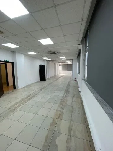 Tirane, jepet me qera zyre Kati 1, 550 m² 7.000 € (stadiumi dinamo , sheshi willson)