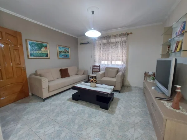 Tirane, jepet me qera apartament 1+1 Kati 3, 53 m² 500 € (Rruga e Elbasanit)