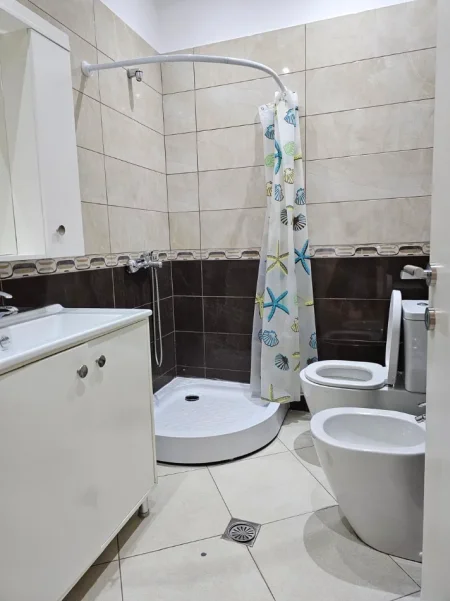Tirane, jepet me qera apartament 2+1+Ballkon Kati 3, 120 m² 900 € (Kopshti Zoologjik)