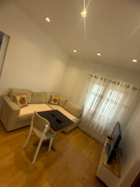 Tirane, jepet me qera nga Pronari, pa-komision Vile 1+1+Ballkon Kati 3, 350 € (Rruga Rrapo Hekali, Vila 18)
