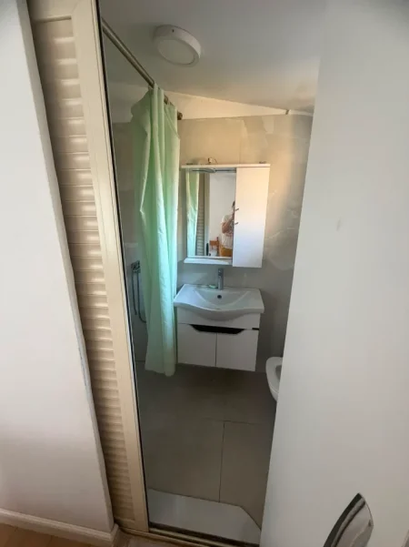 Tirane, jepet me qera nga Pronari, pa-komision Vile 1+1+Ballkon Kati 3, 350 € (Rruga Rrapo Hekali, Vila 18)