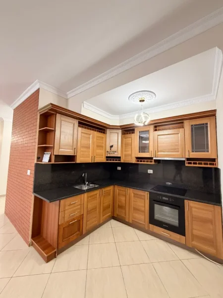 Tirane, jepet me qera apartament 3+1 Kati 3, 130 m² 1.000 € (RRUGA E DIBRES)
