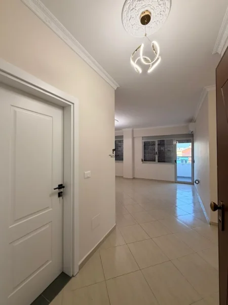 Tirane, jepet me qera apartament 3+1 Kati 3, 130 m² 1.000 € (RRUGA E DIBRES)