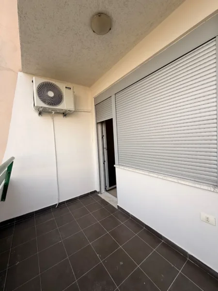 Tirane, jepet me qera apartament 3+1 Kati 3, 130 m² 1.000 € (RRUGA E DIBRES)
