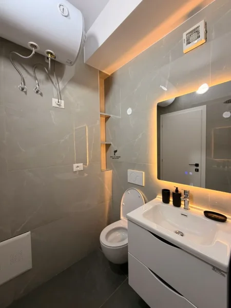 Tirane, jepet me qera apartament 3+1 Kati 3, 130 m² 1.000 € (RRUGA E DIBRES)
