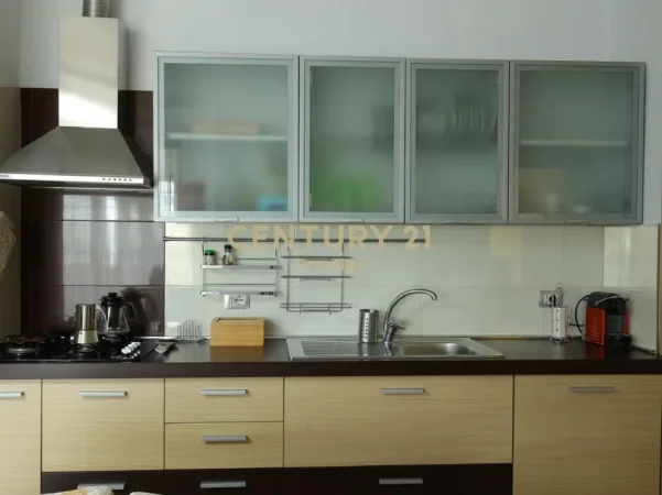 Tirane, shitet apartament 2+1+Ballkon Kati 5, 119 m² 210.000 € (Rruga Ali Visha)