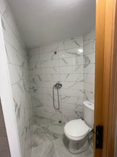 Tirane, shitet apartament 1+1+Ballkon Kati 0, 66 m² 128.000 € (Liqeni i Thatë)