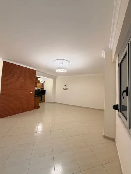 Tirane, jepet me qera zyre Kati 3, 130 m² 1.300 € (RRUGA E DIBRES)