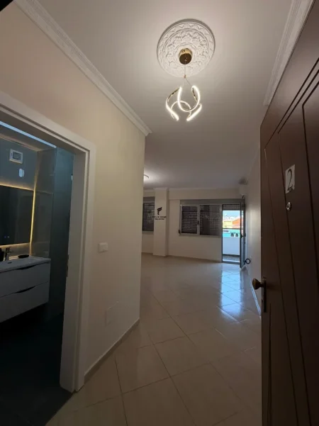 Tirane, jepet me qera zyre Kati 3, 130 m² 1.300 € (RRUGA E DIBRES)