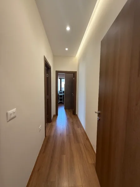 Tirane, jepet me qera apartament 2+1+Ballkon Kati 2, 113 m² (Kompleksi Arlis, Farmacia 10)