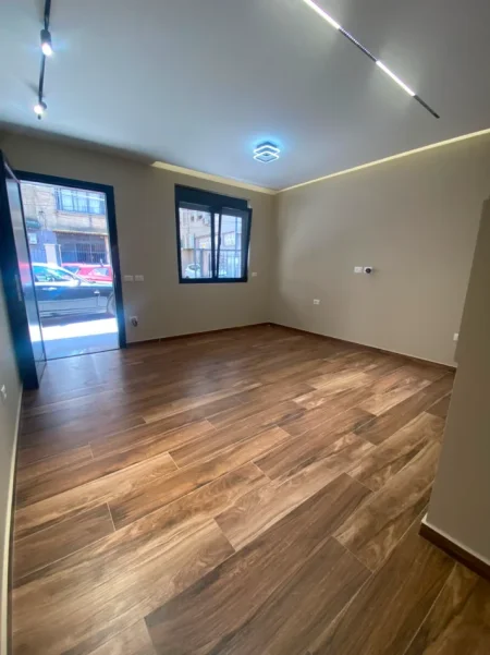 Tirane, jepet me qera ambjent biznesi Kati 0, 208 m² 4.000 € 