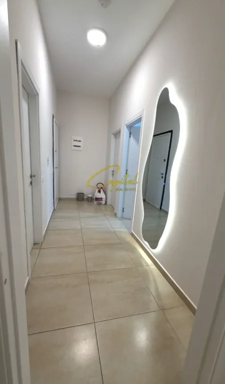 Tirane, jepet me qera zyre Kati 3, 100 m² 1.100 € (KOMPLEKSI SQUARE 21)