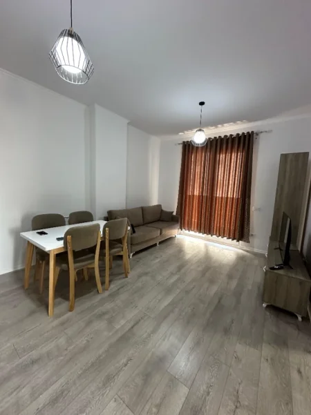 Tirane, jepet me qera apartament 1+1+Ballkon Kati 2, 65 m² 450 € (Rruga "Donald Trump",Kamez)