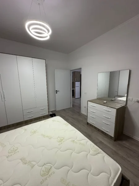 Tirane, jepet me qera apartament 1+1+Ballkon Kati 2, 65 m² 450 € (Rruga "Donald Trump",Kamez)