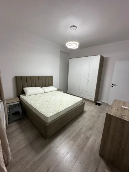 Tirane, jepet me qera apartament 1+1+Ballkon Kati 2, 65 m² 450 € (Rruga "Donald Trump",Kamez)