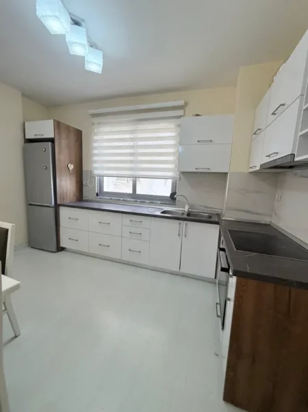 Tirane, jepet me qera apartament 1+1+Ballkon , 77 m² 450 € (Liqeni i Thate)