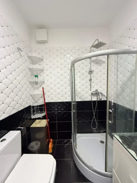 Tirane, jepet me qera apartament 1+1+Ballkon , 77 m² 450 € (Liqeni i Thate)