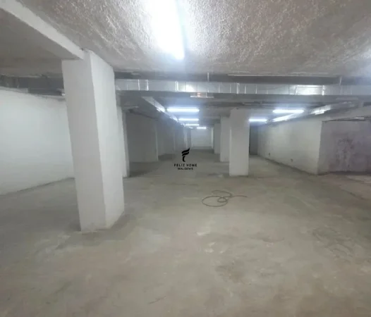 Tirane, jepet me qera magazine Kati -1, 350 m² 2.100 € (PAZARI I RI)