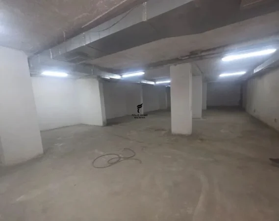 Tirane, jepet me qera magazine Kati -1, 350 m² 2.100 € (PAZARI I RI)