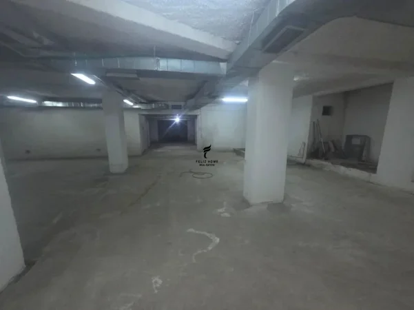 Tirane, jepet me qera magazine Kati -1, 350 m² 2.100 € (PAZARI I RI)
