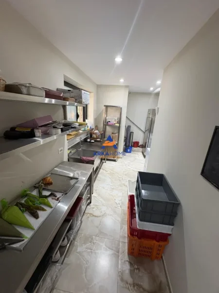 Tirane, jepet me qera dyqan Kati 0, 80 m² 3.198 € 