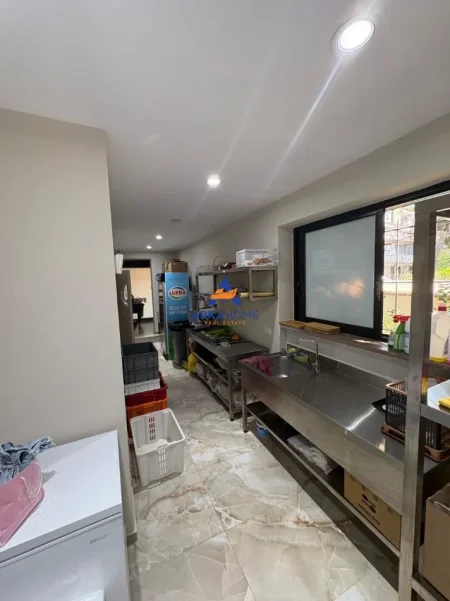 Tirane, jepet me qera dyqan Kati 0, 80 m² 3.198 € 