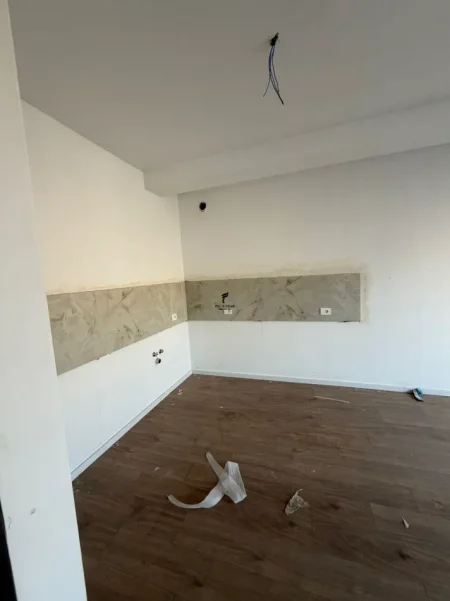 Tirane, jepet me qera zyre Kati 2, 65 m² 450 € (5 MAJI)