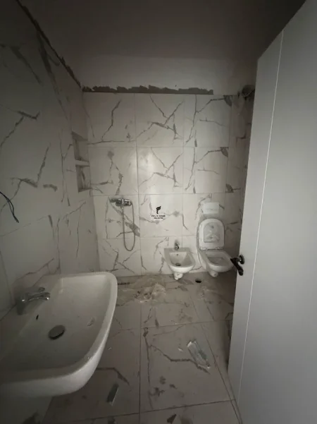 Tirane, jepet me qera zyre Kati 2, 65 m² 450 € (5 MAJI)