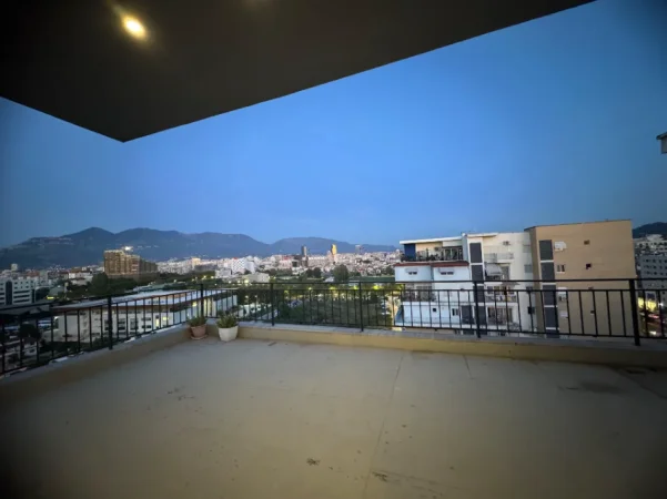 Tirane, jepet me qera apartament+verande | Penthouse 2+1+Aneks+Ballkon Kati 11, 126 m² 850 € (Rruga e Dafinave, Ish Fusha e Aviacionit)