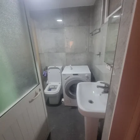 Tirane, jepet me qera apartament 1+1+Ballkon , 450 € (Mine Peza)