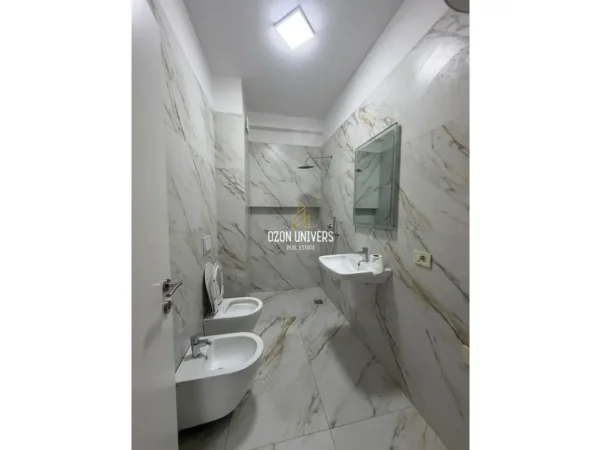 Tirane, jepet me qera apartament 3+1 Kati 5, 160 m² 1.700 € (përfshirë administrimin (Rruga Mine Peza)